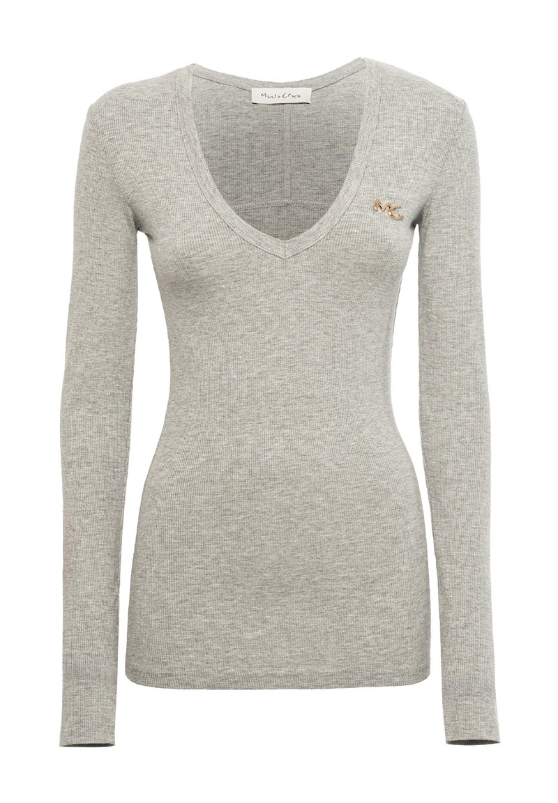 Maglione grigio a maniche lunghe e scollo a V realizzato in tessuto a coste. Presenta un piccolo logo metallico accentato sul lato sinistro del petto.
