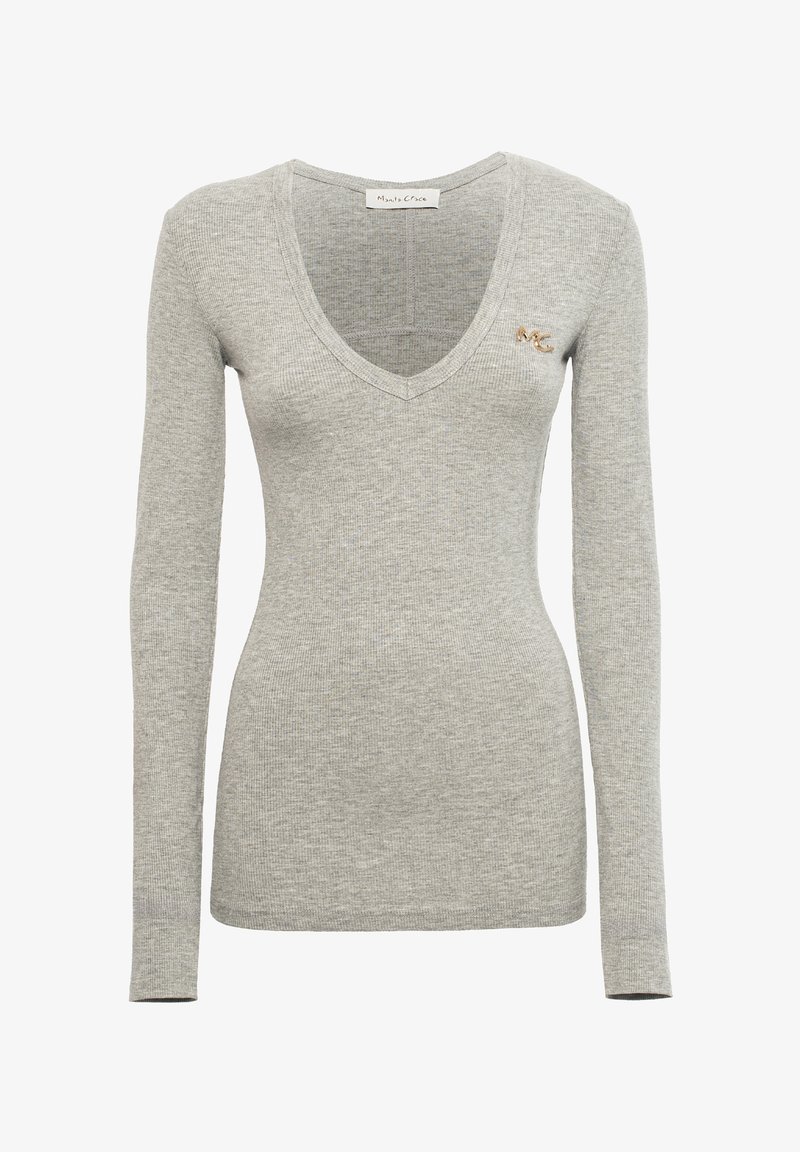 Maglione grigio a maniche lunghe e scollo a V realizzato in tessuto a coste. Presenta un piccolo logo metallico accentato sul lato sinistro del petto.