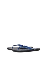 Zwarte flip-flops met blauwe banden, met een gestructureerd ontwerp en branding. De zool is plat met een gladde afwerking.