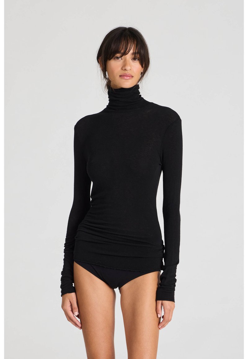 Schwarzes Langarm-Turtleneck-Oberteil aus dehnbarem Material, mit tailliertem Schnitt, gerippter Textur und Daumenlöchern an den Bündchen.