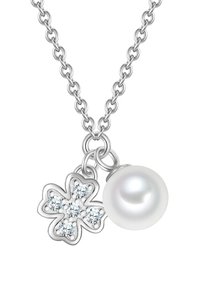 Collar de cadena de plata con un charm de flor adornado con piedras brillantes y un detalle de perla blanca redonda y lisa.