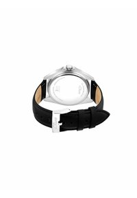 Zwart leren strap horloge met een zilveren roestvrijstalen kast, een heldere glazen achterkant en een metalen sluiting met de merknaam "s.Oliver."