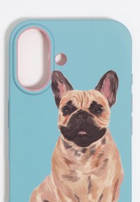 Funda para teléfono con fondo azul y un Bulldog Francés pintado en tonalidades beige, marrón y negro, con acabado brillante y recortes precisos.