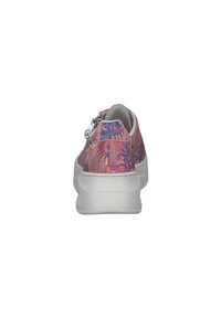 Basket avec un imprimé floral dans des tons roses et violets, semelle blanche, matériau texturé et détail de fermeture éclair sur le côté pour un accès facile.