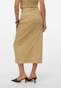 Falda midi de algodón caqui con un diseño ajustado y dos bolsillos traseros, con un corte y dobladillo rectos.