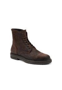 Botas de tobillo de cuero marrón con puntera redonda, diseño con cordones y superficie texturizada, con una suela resistente. Decoradas con detalles de costura.
