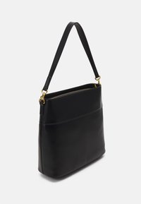 Bolso de mano de cuero negro con una textura suave, forma rectangular y una correa ajustable única. Presenta herrajes de tono dorado y cierre con cremallera.