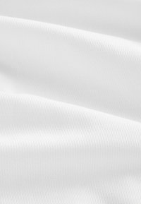 Texturiertes weißes Gewebe mit einem dezenten, gewebten Muster. Weiche, glatte Oberfläche, keine sichtbaren Nähte oder Markierungen. Ideal für Bekleidung oder Polsterung.