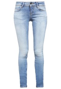 Jeans ajustados de color azul claro, hechos de denim, que cuentan con cinco bolsillos, cremallera y áreas sutilmente deslavadas para un aspecto usado.