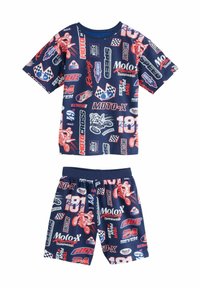 Pijamale din bumbac de culoare bleumarin, cu mâneci scurte și pantaloni scurți, având grafice colorate de motocross și text în roșu și alb pe un fundal bleumarin.