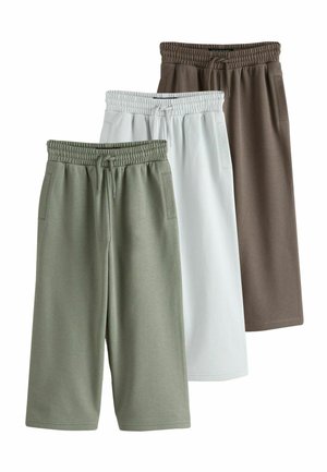 Drei Paar Shorts in mittlerer Länge in Olivgrün, Weiß und Braun, jeweils mit elastischem Bund und Seitentaschen.