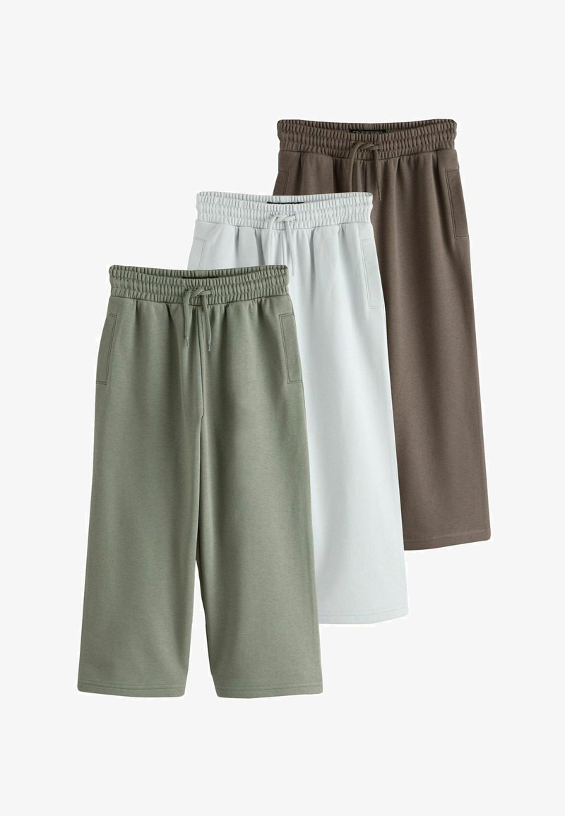 Trois paires de shorts mi-longs en vert olive, blanc et marron, chacune avec une ceinture élastique et des poches latérales.