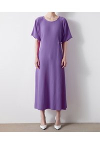 Langes lila, geripptes Kleid mit U-Boot-Ausschnitt und kurzen Ärmeln. Verfügt über ein dezentes dekoratives Detail an der Seite. Glatte Textur und fließendes Design.