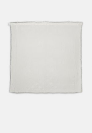 Bufanda blanca tejida con una textura sutilmente estampada, terminada con bordes deshilachados. Tela suave, forma cuadrada, diseño ligero.