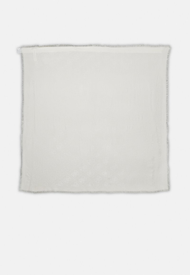Biały pleciony szalik o subtelnym wzorze, wykończony postrzępionymi brzegami. Gładki materiał, kwadratowy kształt, lekka konstrukcja.