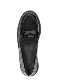 Zwarte patenten leren schoen met een gladde afwerking, ronde neus en decoratieve gespaccent op de voorkant. Perforeerde binnenzool voor comfort.