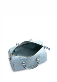 Sac bleu clair avec une fermeture éclair, arborant un motif imprimé. Extérieur lisse, double anses et poche intérieure dans un bleu plus foncé.