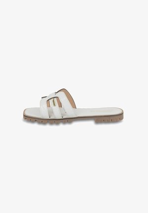 Sandales blanches à enfiler avec trois brides texturées, une semelle intérieure lisse et une semelle en caoutchouc marron dotée de petits crampons pour une meilleure adhérence.