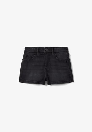 Schwarze Jeansshorts mit Fronttaschen, Gürtelschlaufen und Knopfverschluss, dargestellt vor weißem Hintergrund.