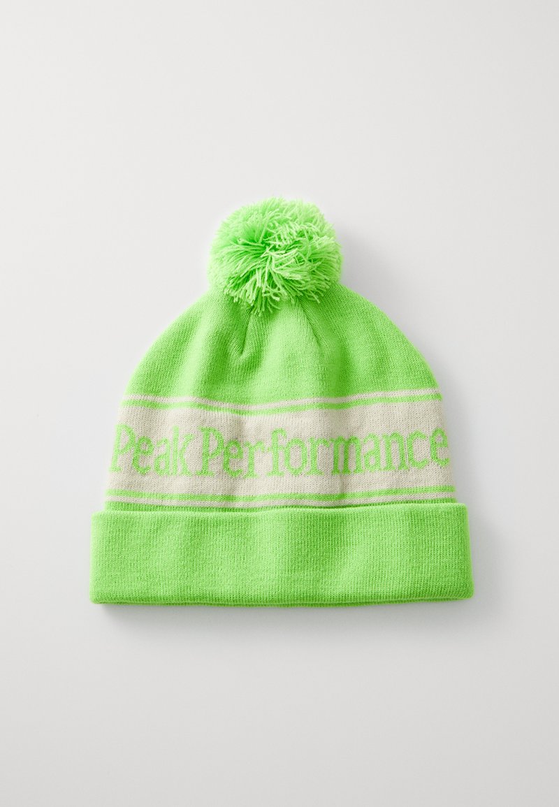 Neon zelená pletená čiapka s obrúbením, ktorá má biely pásik s textom "Peak Performance" a pom-pom na vrchu.
