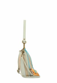 Bolso de mano multicolor que presenta acentos en beige claro, crema y naranja, con herrajes en tono dorado, cierres de cremallera y un acabado texturizado.