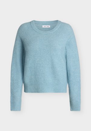 Ανοιχτό μπλε πουλόβερ μακρυμάνικο με στρογγυλή λαιμόκοψη, απαλή, χνουδωτή υφή και ριμπ μανσέτες και τελείωμα.