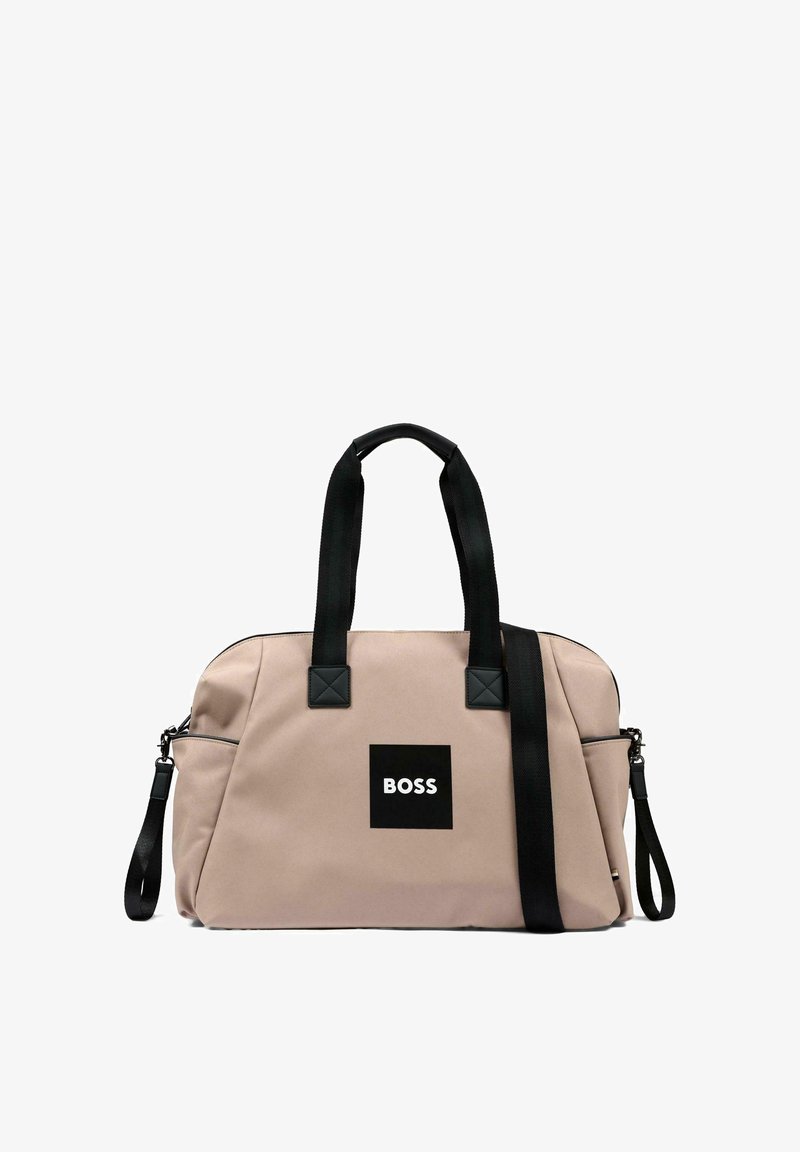 Sac à main rectangulaire beige avec poignées noires, bandoulière réglable, poches latérales, et logo "BOSS" au centre devant.