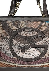 Borsa a tracolla in pelle marrone con grande logo circolare e un motivo astratto multicolore che presenta elementi di testo e design simile a una mappa.