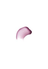 Crème cosmétique violette avec une texture lisse et un subtil éclat, formant une forme courbée sur un fond blanc.