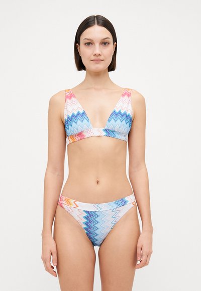 Bikini-Set mit einem Zickzackmuster in Pastellfarben von Pink, Blau und Orange. Hergestellt aus glattem Stoff mit einem Dreieck-Bralette und passendem Bottom.