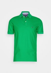 Zelená polo košile s krátkým rukávem, dvěma bílými knoflíky, límcem, pruhovaným vnitřním límcem a malým logem Tommy Hilfiger na hrudi.