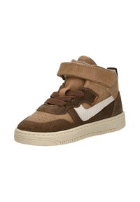 Bruine hoge sneakers van suede en leer, met een witte swoosh aan de zijkant, bruine veters en een klittenbandsluiting. Crèmekleurige zool.