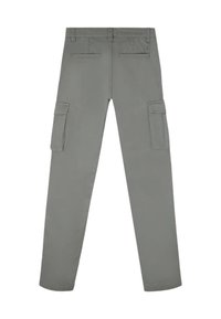 Pantalones cargo de tejido gris claro con un corte recto, que cuentan con dos bolsillos laterales y dos bolsillos traseros. Detalles de costura duradera.
