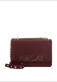 Bordeauxfarvet crossbody-taske i kunstlæder med guldkæde og "REPLAY"-logo. Justerbar rem med stjerne-accenter og en glat, mat finish.