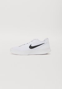 Bílé sportovní tenisky s bílými tkaničkami a černým logem Nike swoosh na boku, vystavené na bílém pozadí.