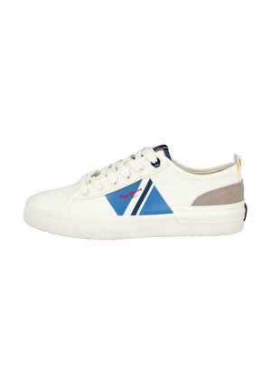 Zapatillas de tela blanca con rayas diagonales azules y blancas, detalles de ante y logotipo en el lateral. Presenta cordones planos y suela de goma.