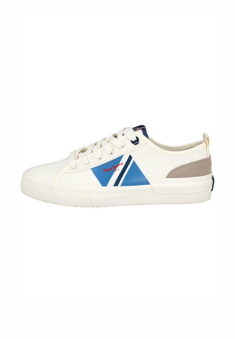 Zapatillas de tela blanca con rayas diagonales azules y blancas, detalles de ante y logotipo en el lateral. Presenta cordones planos y suela de goma.