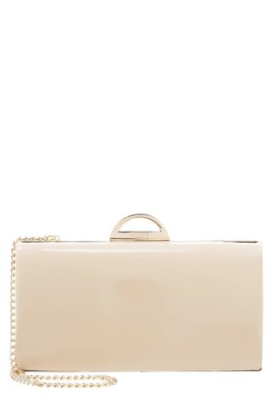 Bolso de mano rectangular beige con acabado brillante, cierre semicírculo dorado en la parte superior y una fina cadena dorada enrollada en la base.