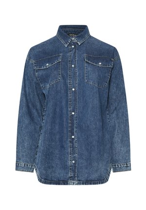 Camicia in denim di colore blu scuro, con colletto a punta, maniche lunghe, due tasche sul petto con chiusura a bottone e dettagli di cucitura a contrasto.