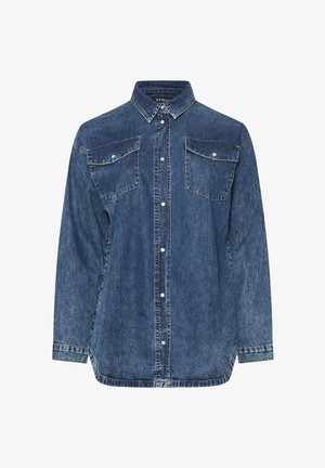 Camicia in denim di colore blu scuro, con colletto a punta, maniche lunghe, due tasche sul petto con chiusura a bottone e dettagli di cucitura a contrasto.