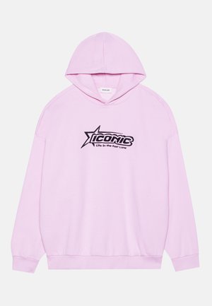 Rosa Kapuzenpullover aus weichem Stoff mit einem Frontdruck, der das Wort "ICONIC" und ein Stern-Design zeigt. Mit verstellbarem Kordelzug an der Kapuze und gerippten Bündchen.