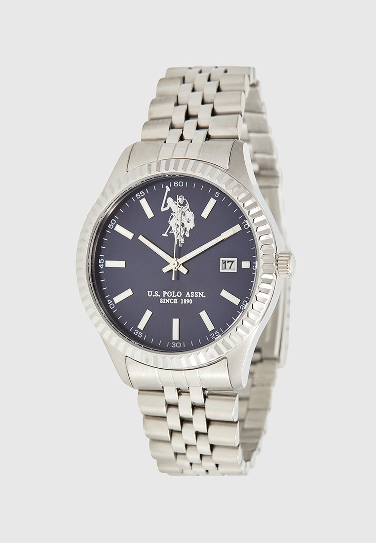 Zilveren roestvrijstalen horloge met een marineblauwe wijzerplaat, witte uuraanduidingen, een textuur bezel en een datumaanduiding om 3 uur. Verfraaid met een logo.