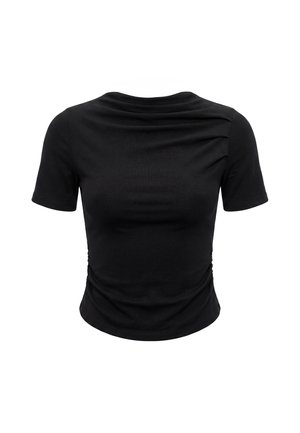 Top nero aderente a maniche corte con dettagli sottili sullo scollo drappeggiato e lati arricciati, mostrato su sfondo bianco.
