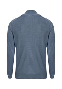 Grå stickad tröja med hög krage, långa ärmar och ribbade manschetter. Texturen är slät och jämn utan mönster eller accenter.