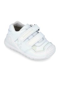 Zapatillas blancas para niños, hechas de cuero y materiales sintéticos, con dos correas de Velcro, suela texturizada y un sutil detalle de logo.