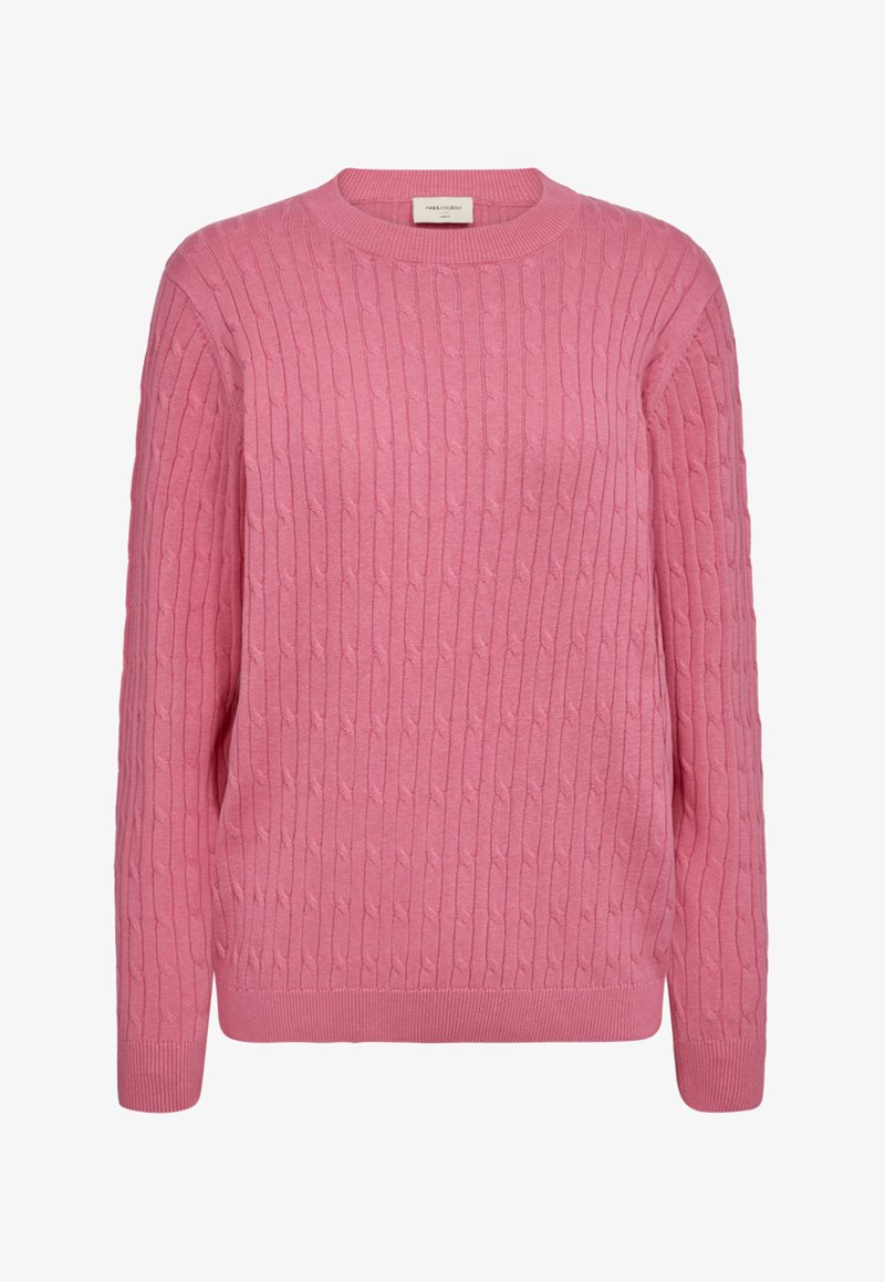 Roze gebreide trui met een geribbelde textuur, ronde hals en lange mouwen. Voorzien van subtiele kabelpatronen en bijpassende geribbelde manchetten en zoom.
