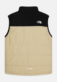 Beige och svart pufferväst med hög krage, horisontell sömnad och en vit logotyp på övre vänstra sidan. Slät, lättviktig tyg.