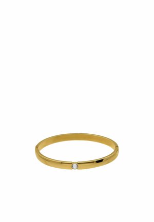 Goudkleurige metalen armband met een kleine ronde heldere edelsteen in het midden van het bandje, afgebeeld tegen een witte achtergrond.
