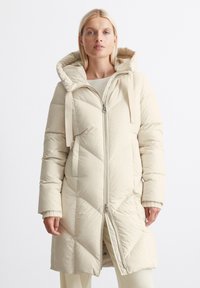 Marc O'Polo LONG NEW QUILTINGS WITH HOOD - Daunenmantel - stony sand