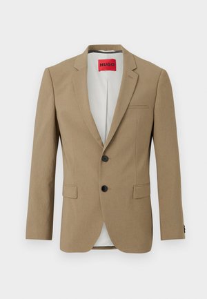 Sacou bej cu o singură rânduire, două nasturi negri, rever cu crestături, două buzunare cu clapetă și o etichetă roșie „HUGO" în interiorul gulerului.